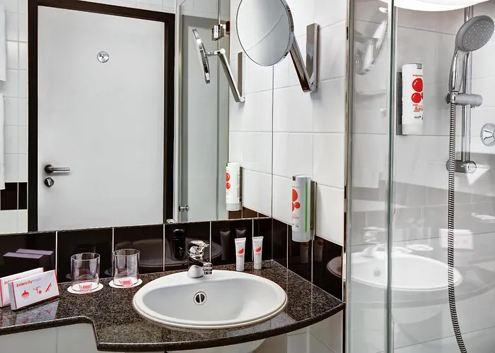 Отель Intercityhotel 3*